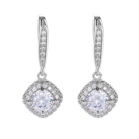 🌬️ Gorgeous Cubic Zirconia Drop Earrings - Picture 4 of 6